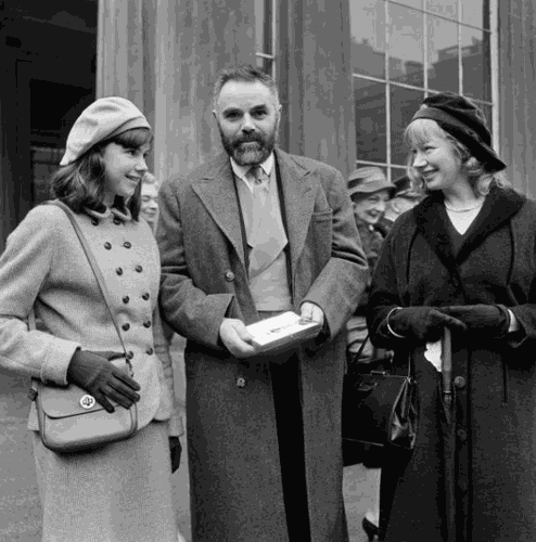 Photograph of Wendy Pasmore with Victor Pasmore and their daughter, 1959